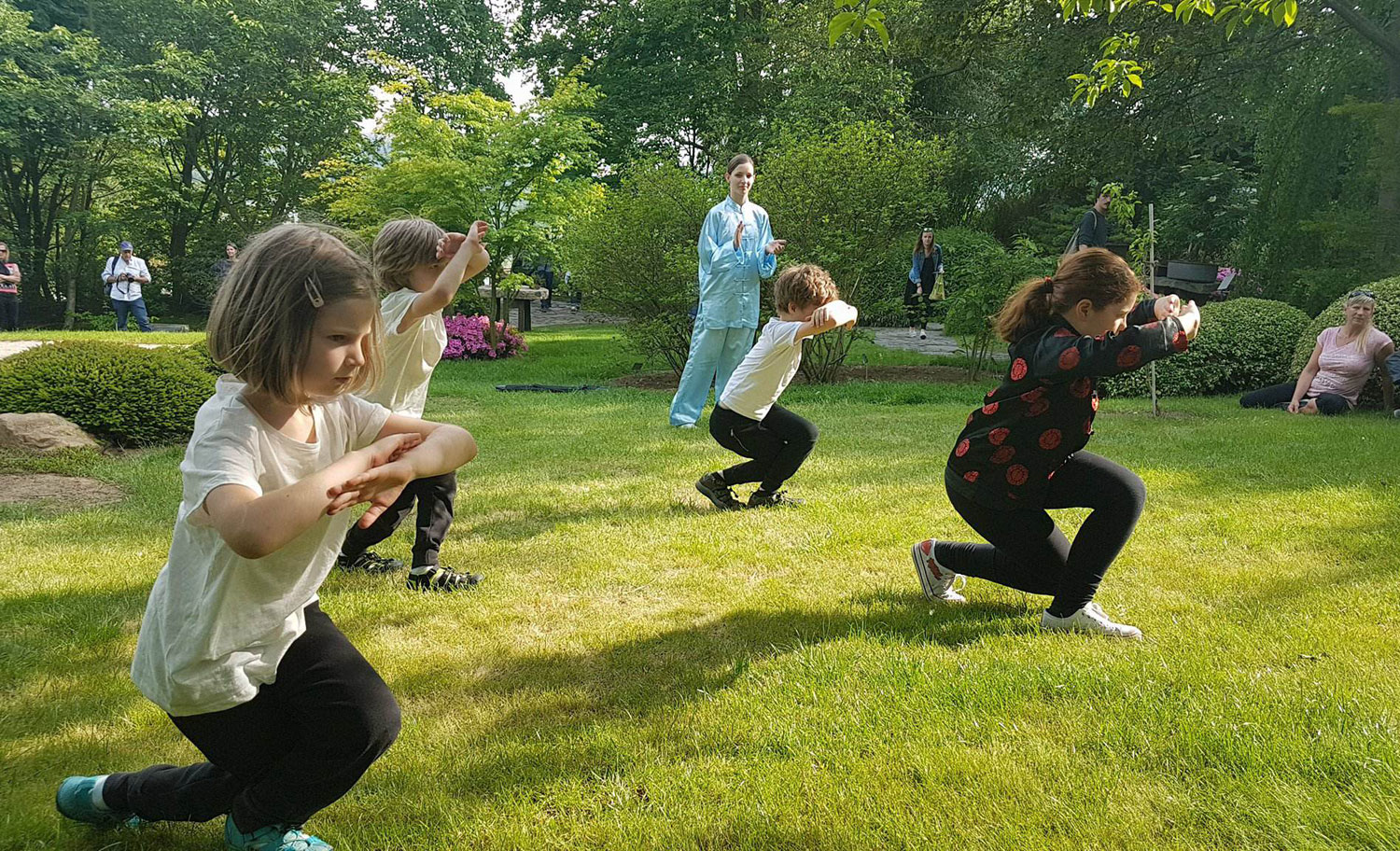 Cvičení dětí v japonské zahradě